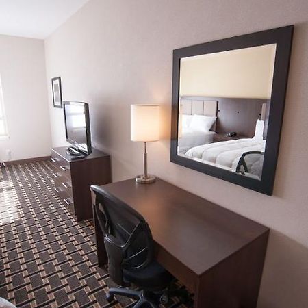 Western Star Inn & Suites Stoughton Номер фото